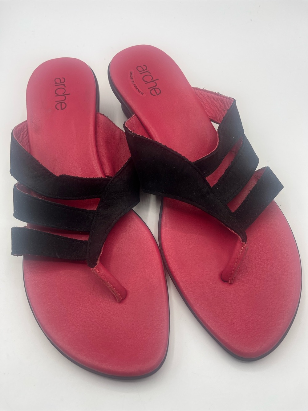 Arche Women's Black Suede Strappy Toe-Post Sandals with Pink Footbed